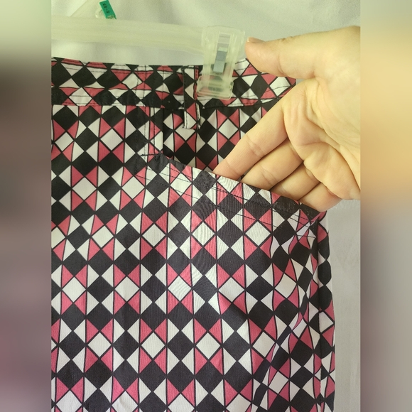 Nivo- Women's size 8- Golf Shorts- Pink, Black, White Geometric - Picture 5 of 14